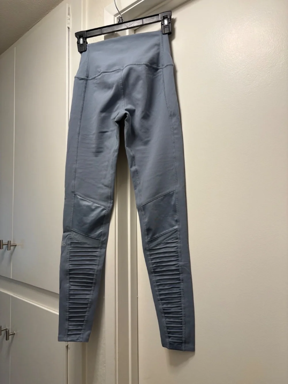 Alo Yoga High-Waist Moto Legging - slate blue - size small